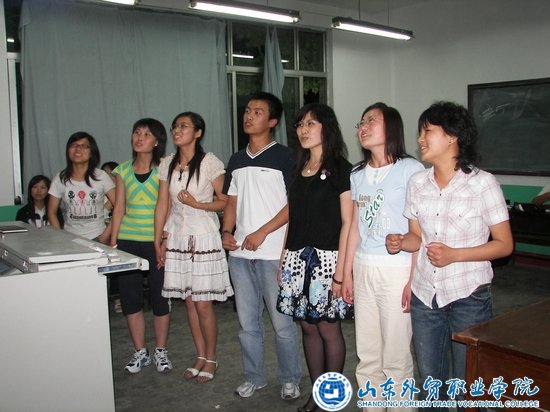 同學(xué)們在觀(guān)看競賽題目