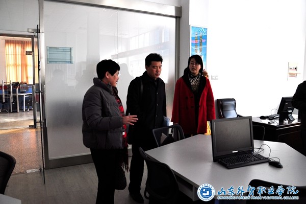 山東省中高職“五年制國際貿易實(shí)務(wù)專(zhuān)業(yè)教學(xué)指導方案開(kāi)發(fā)”研討會(huì )在我院召開(kāi)2.JPG
