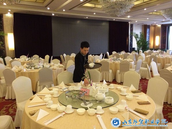 我院涉外旅游專(zhuān)業(yè)學(xué)生為亞信會(huì )提供后勤保障服務(wù).jpg 我院涉外旅游專(zhuān)業(yè)學(xué)生為亞信會(huì )提供后勤保障服務(wù).jpg