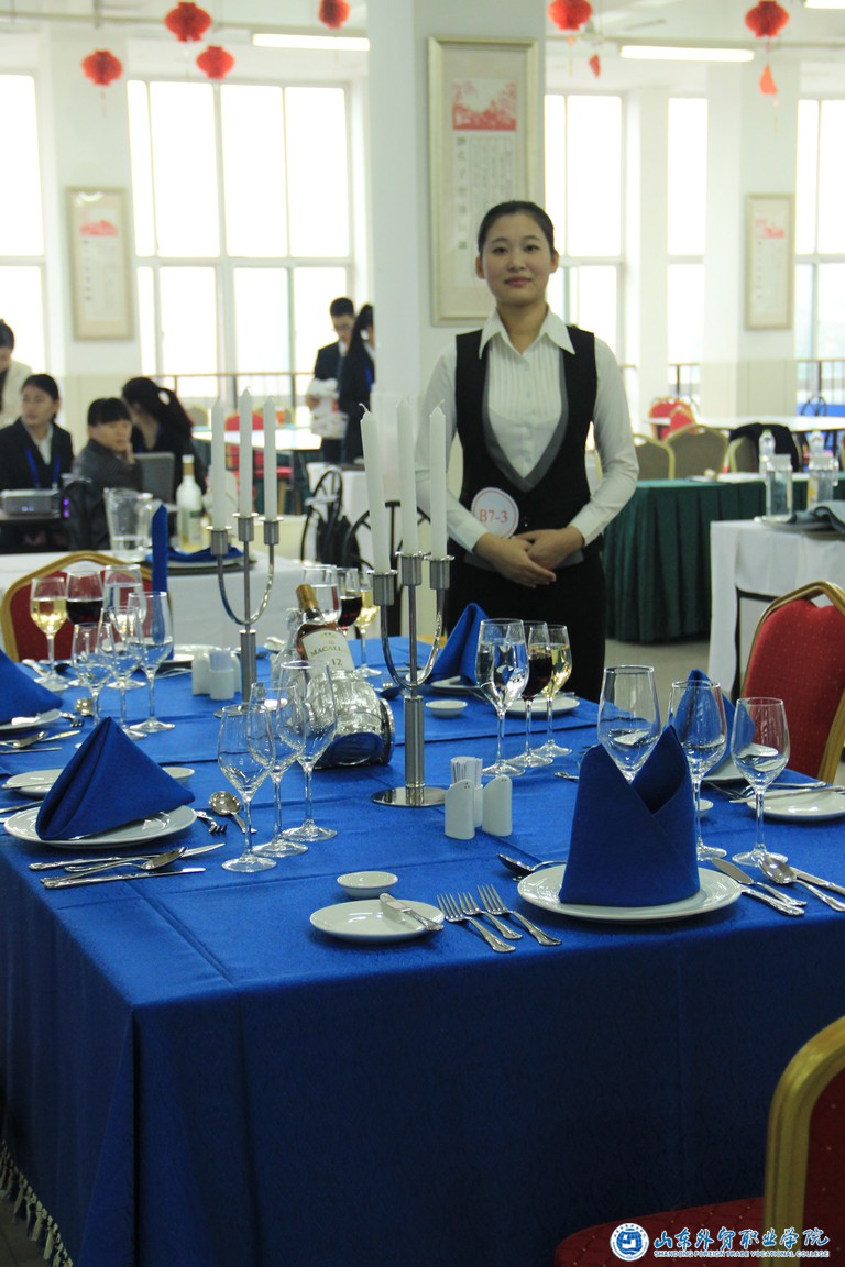 我院學(xué)生在山東省職業(yè)院校高職酒店服務(wù)技能大賽中成功晉級全國決賽1.JPG 我院學(xué)生在山東省職業(yè)院校高職酒店服務(wù)技能大賽中成功晉級全國決賽1.JPG